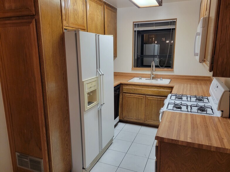 Kitchen - 27948 Tyler Ln