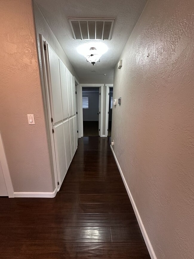 Building Photo - Pristine 3-Bedroom, 2-Bath Home with Moder...