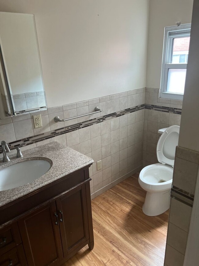 Building Photo - 2206 Sarah St