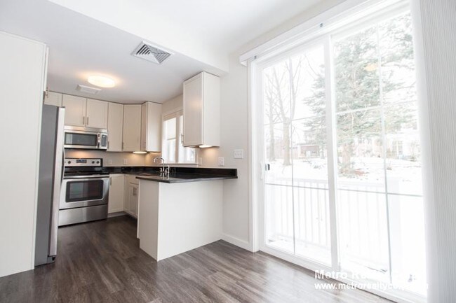 Building Photo - 37 Cottage Park Ave