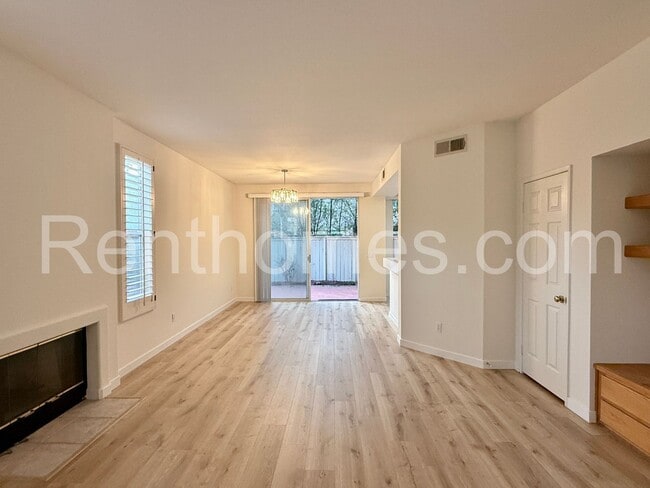 Building Photo - 12710 Via Nieve
