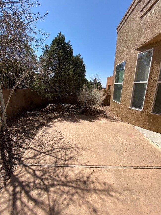 Building Photo - Beautiful 4 bedroom 3.75 bath in gated com...