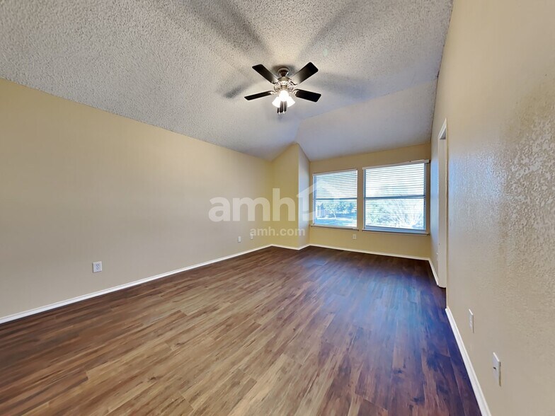 Building Photo - 2101 Flamingo Dr