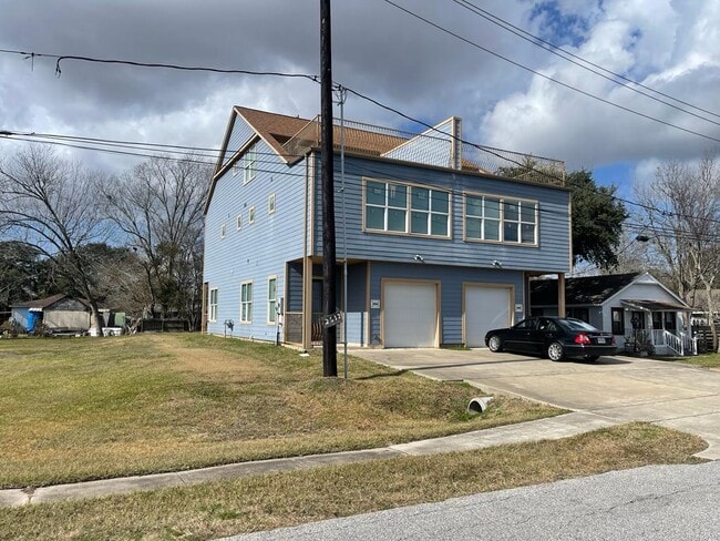Side Profile - 2530 S Sacramento Ave