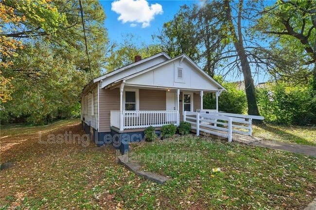 Building Photo - 2051 Bloomfield Dr