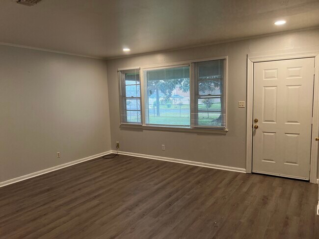 Building Photo - 1909 McCall St