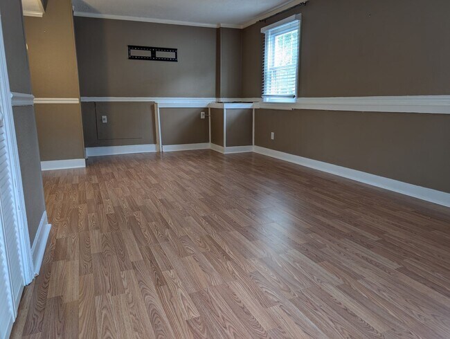 Building Photo - 4 Bedroom West End Home - Garage and Fenced Backyard!