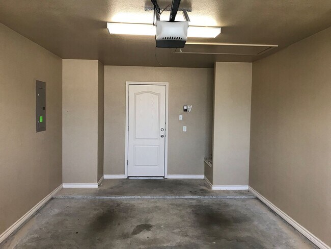 Building Photo - 2 Bedroom | 2 Bath  Located off Clear Creek Road in Killeen.