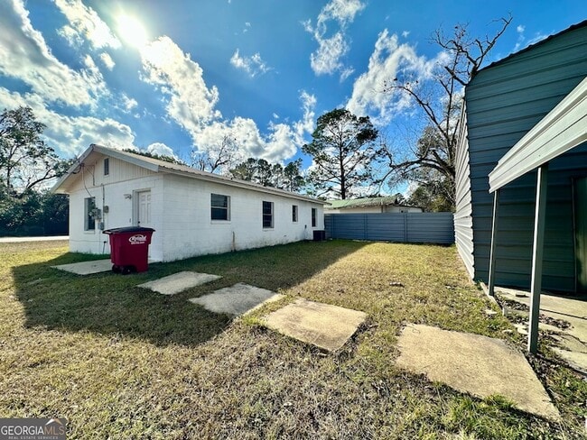 Building Photo - 526 Ware St