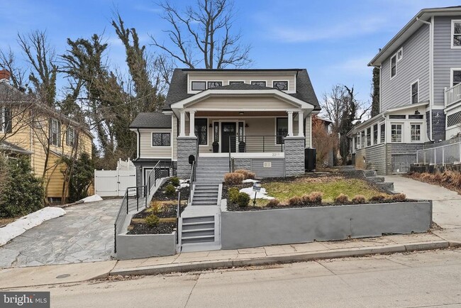 Building Photo - 2211 Franklin St NE