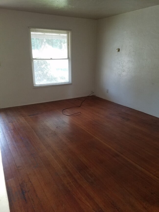 Building Photo - Escalon cute 2 bedroom duplex w/garage