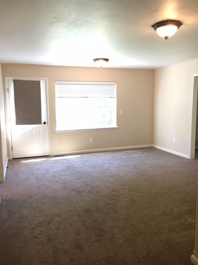 Building Photo - 4 Bedroom 2 Bathroom House - Close to MSU Campus