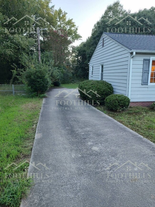 Building Photo - 3-Bed Ranch with Spacious Yard and Modern ...