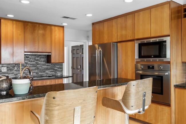 Building Photo - 3935 Lago Vista Dr