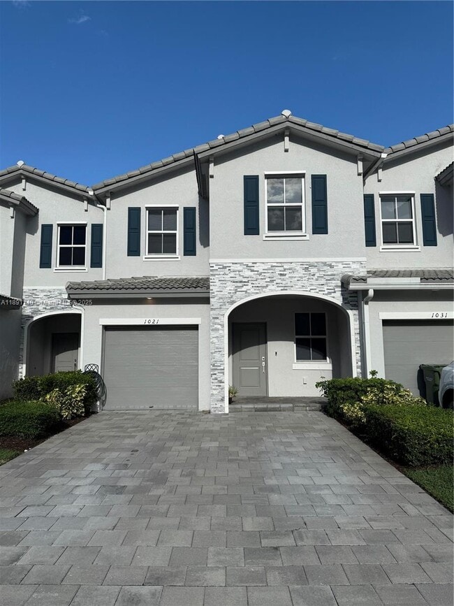 Building Photo - 1021 SE 27th Terrace