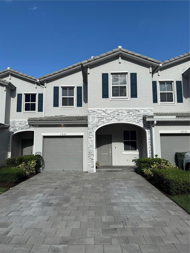 Primary Photo - 1021 SE 27th Terrace