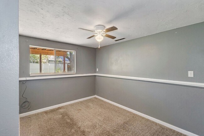 Building Photo - Spacious 5 Bed, 3 Bath with Sunroom