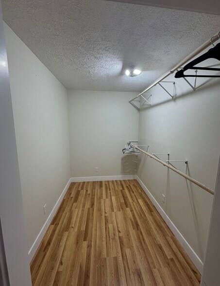 lots of closet space - 1415 S Oak St