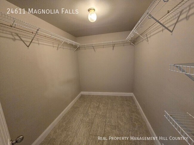 Building Photo - 24611 Magnolia Falls