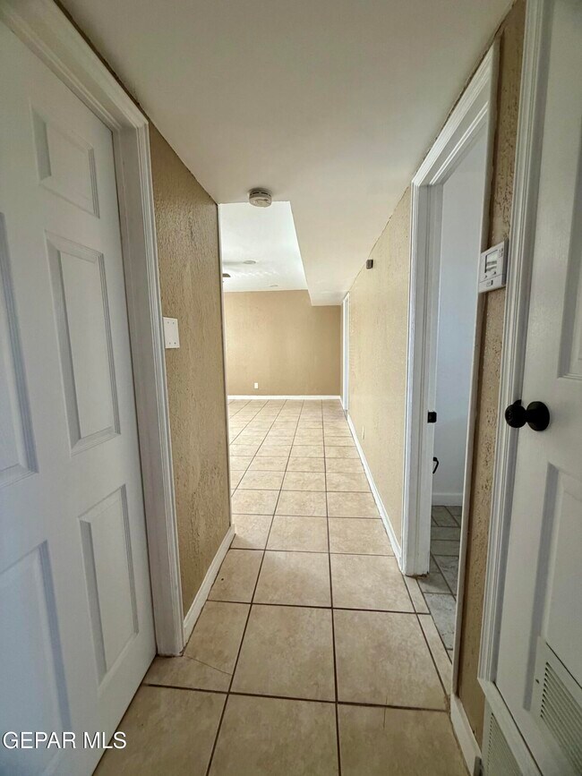 Building Photo - 601 Lomaland Dr