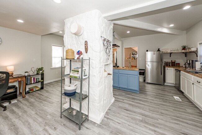 Building Photo - 3 BD 2.5 Bath Charming Home