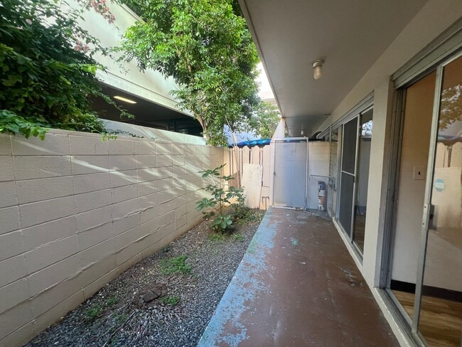 Building Photo - 2 Bed/1 Bath unit on Cleghorn St in Waikiki