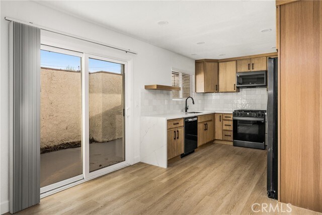 Building Photo - 2565 Santa Ana Ave