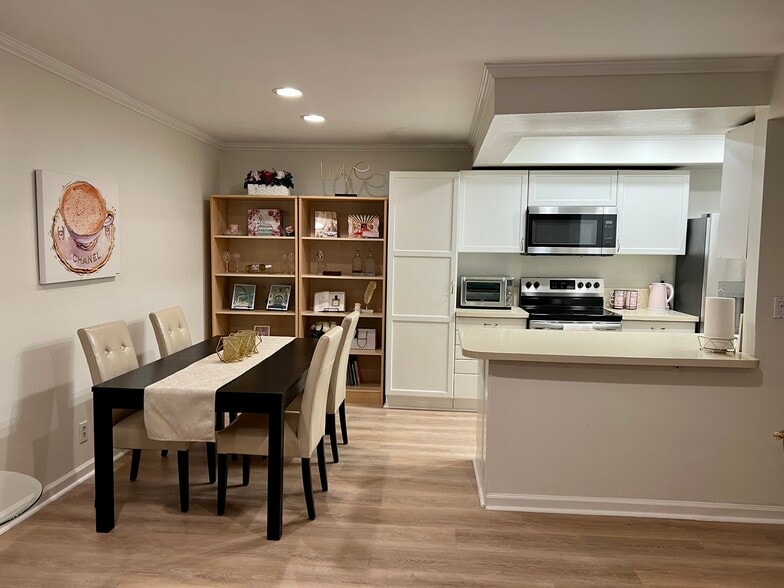 Kitchen - 911 N Kings Rd