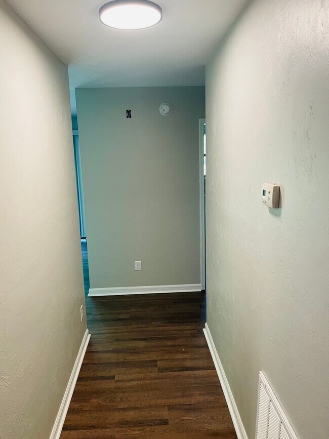 Building Photo - Spacious Duplex just north of I10 and Monroe