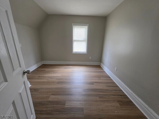 Building Photo - 37 Mapes Ave