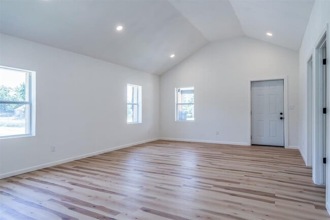 Building Photo - 1421 NE 8th St