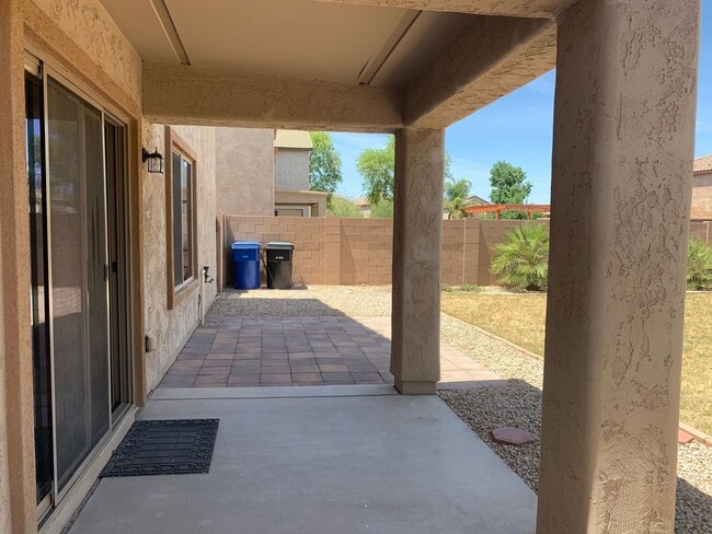 Building Photo - Ray & Signal Butte 4 Bedroom + loft/den