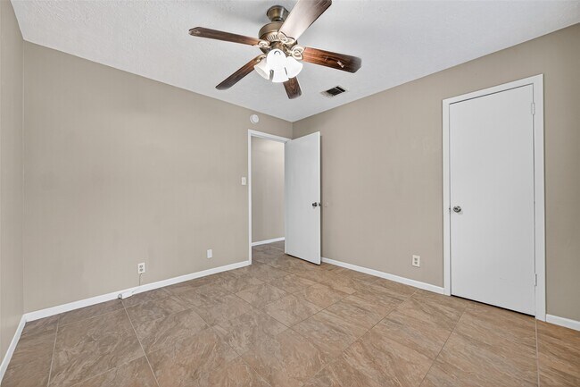 Building Photo - 23919 Farm Hill Dr