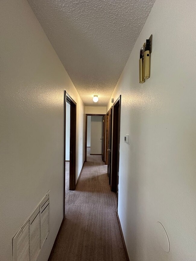 Building Photo - Lovely 4 bedroom house avail now