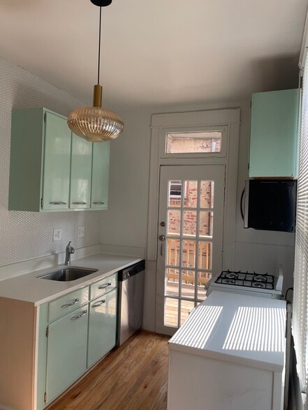 Kitchen - 2500 Linden Ave