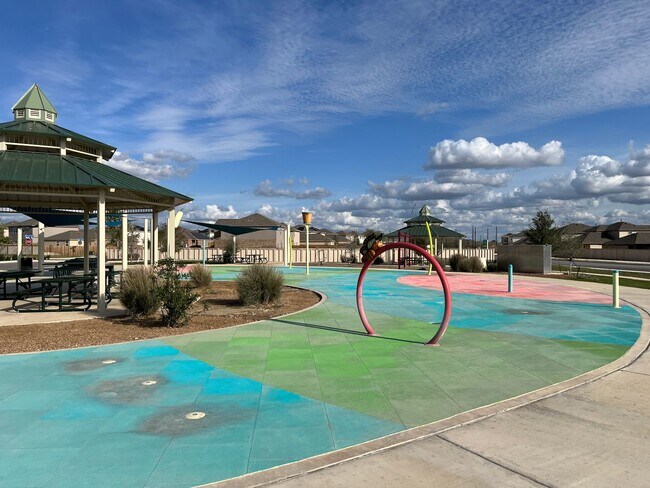 Building Photo - Beautiful 4 bedroom, 2.5 bathroom home in a great location!