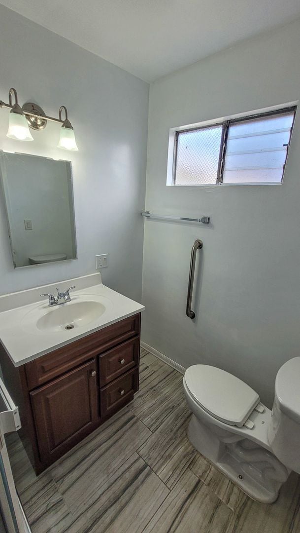 Building Photo - Large 3 Bedroom 2 Bath Front House!