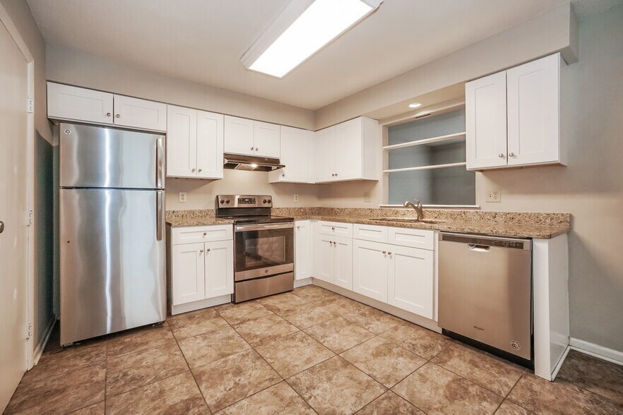 Building Photo - 2672 Lynnmore Dr