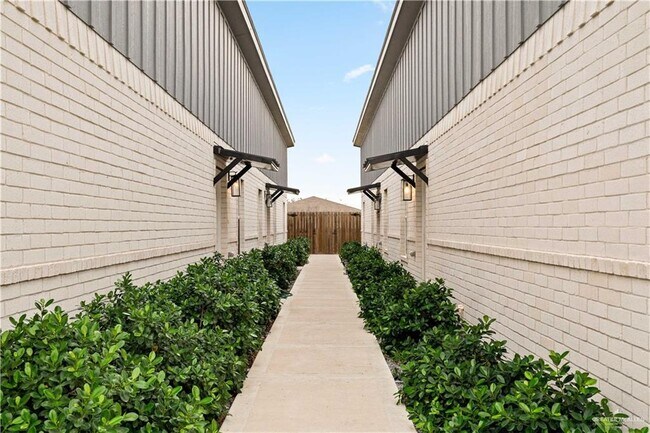 Building Photo - 32 Playa Dr