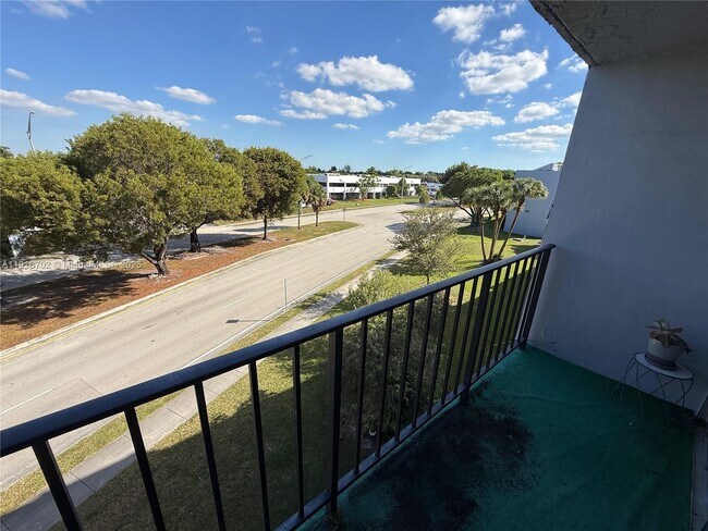 Building Photo - 310 Fontainebleau Blvd