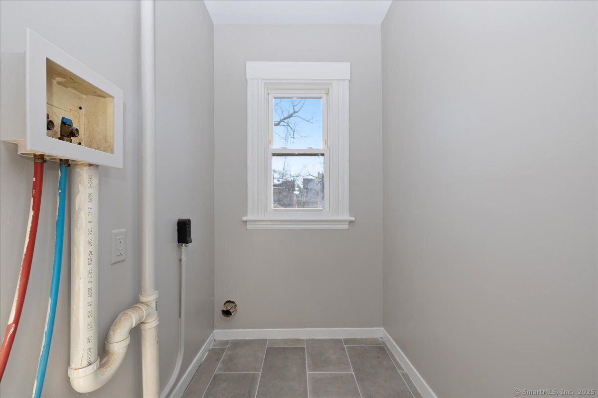 Building Photo - 45 Cowles St