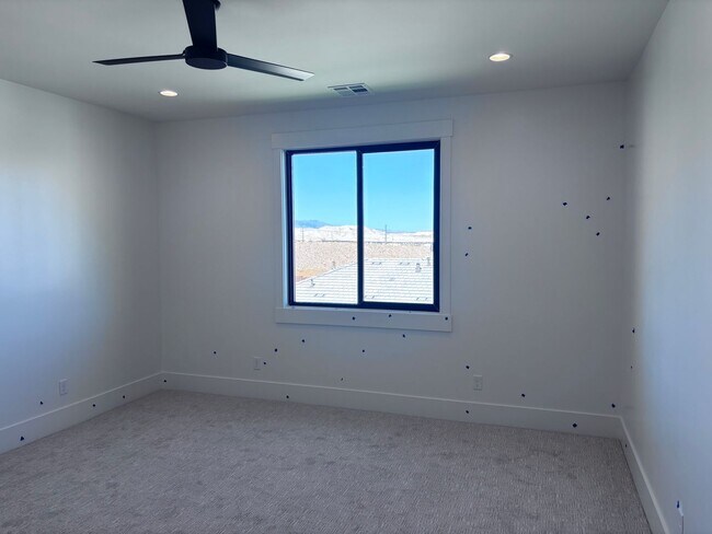 Building Photo - Brand New 6 Bed 4 bath home with built in ...
