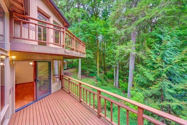 Building Photo - Great Home Tucked Away in Mirrormont on Tiger Mountain