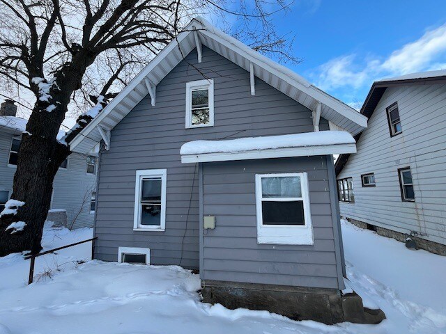 Building Photo - 230 E Victoria St