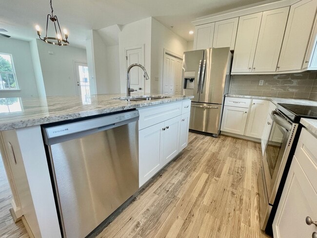 Building Photo - Practically New & Available 11-12-25! Amer...