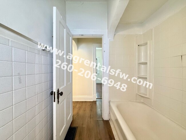 Building Photo - 811 Columbia Ave