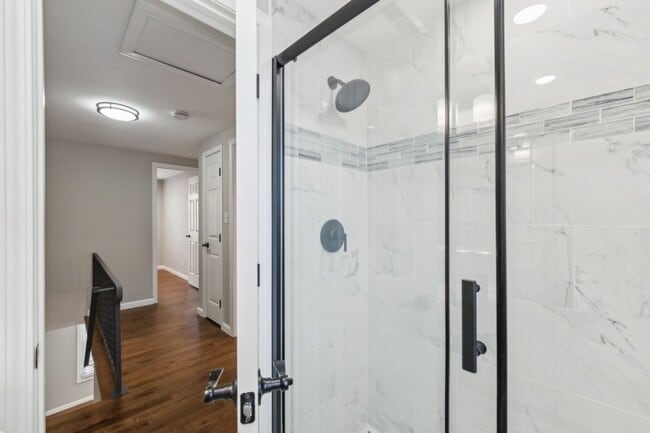 Building Photo - Charming 3 Bed 2.5 Bath Interior Townhome ...
