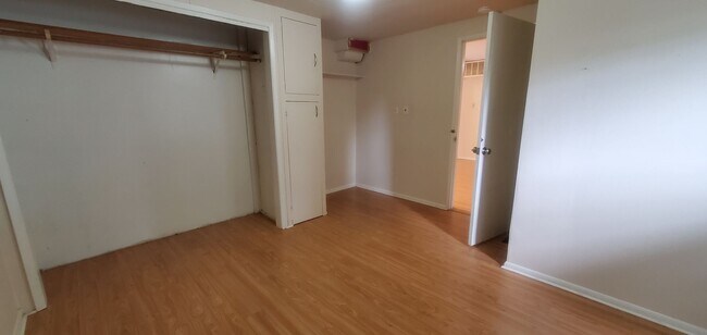 Building Photo - 3 & 4 Bedroom Units Just Steps from WWU