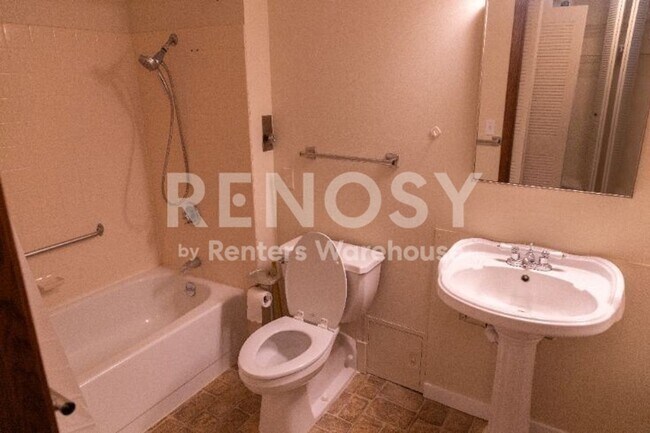 Building Photo - Available Now Spacious 1 bedroom 1 bath lower level Condo in Richfield -- 55+