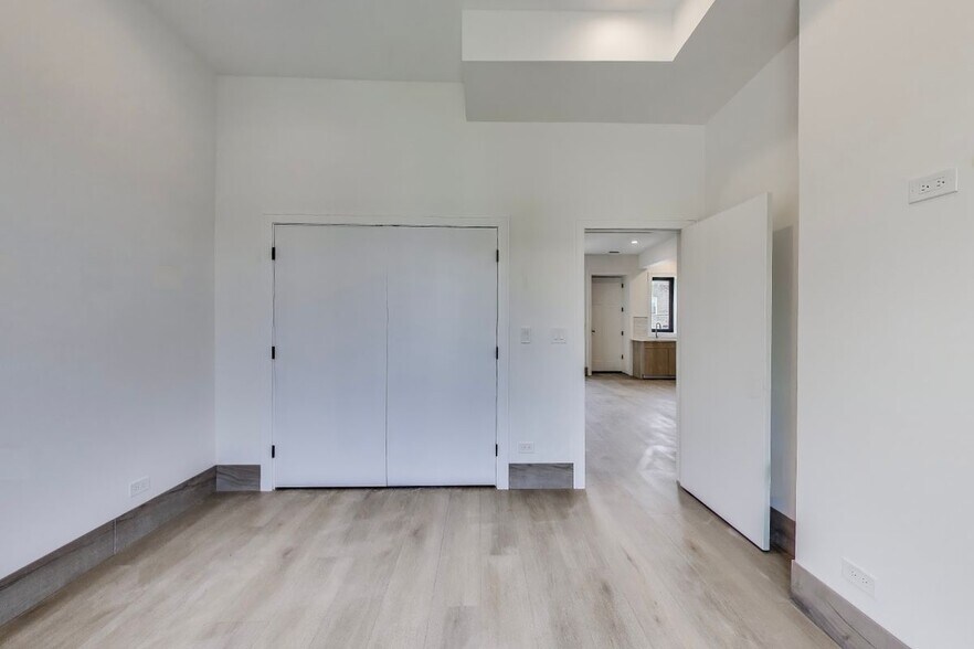 Building Photo - 2023 N Drake Ave